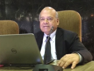 Orlando Aguirre Gomez en su escritorio