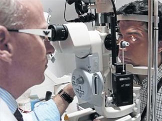 Doctor oftalmólogo revisando paciente