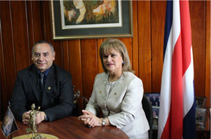 Julia Varela Araya y compañero asumiendo cargo de líderes en gestión de calidad