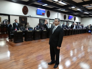 Momento en que Porfirio Sánchez asume cargo en Sala Segunda y se juramenta