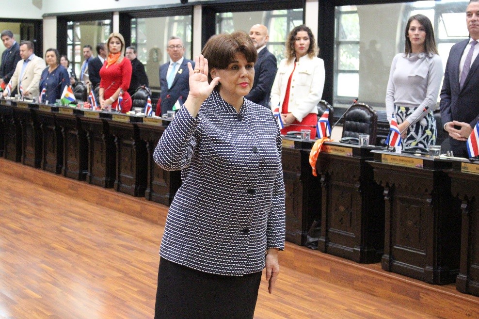 Roxana Chacón Artavia asumiendo cargo en Sala Segunda