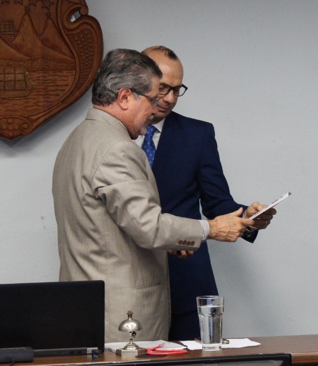 Jorge Enrique Olaso Alvarez asumiendo su cargo junto a compañero