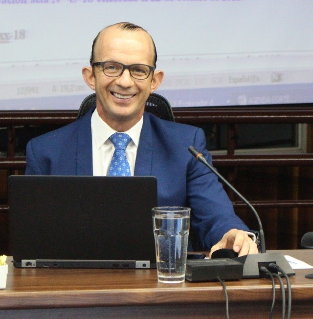 Jorge Enrique Olaso Alvaro sonriendo sentado en su escritorio