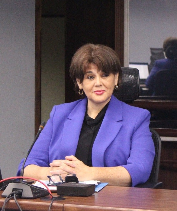 Roxana Chacón Artavia en su escritorio