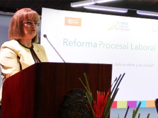 Julia Varela Araya realizando presentación sobre la reforma procesal laboral