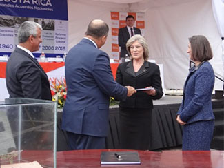 Luis Guillermo Solís y Zarella Villanueva Monge saludándose