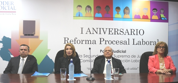 Personal en medio de exposición sobre el 1er Aniversario de la Reforma Procesal Laboral