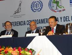 Luis Porfirio Orlando Aguirre y compañeros en el intercambio sobre reforma procesal laboral