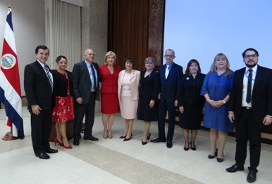 Julia Varela Araya Orlando Aguirre Gomez y demás compañeros posan para la fotografía