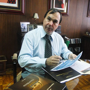 Rolando Vega Robert en su escritorio